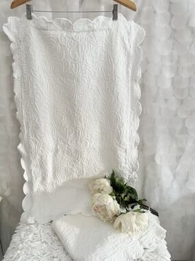 2 VTG King Pillow Sham Matelasse 100% Cotton Fleur De Lis Scalloped Cottage Core